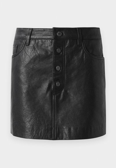 Jupe en cuir noir avec une taille haute, fermeture à bouton sur le devant, deux poches latérales et une forme légèrement évasée. Fini texturé.