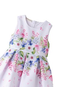 Blumenkleid aus glattem weißen Stoff, mit Mustern von rosa, blauen und grünen Blumen, ärmelloses Design und plissiertem Rockabschnitt.