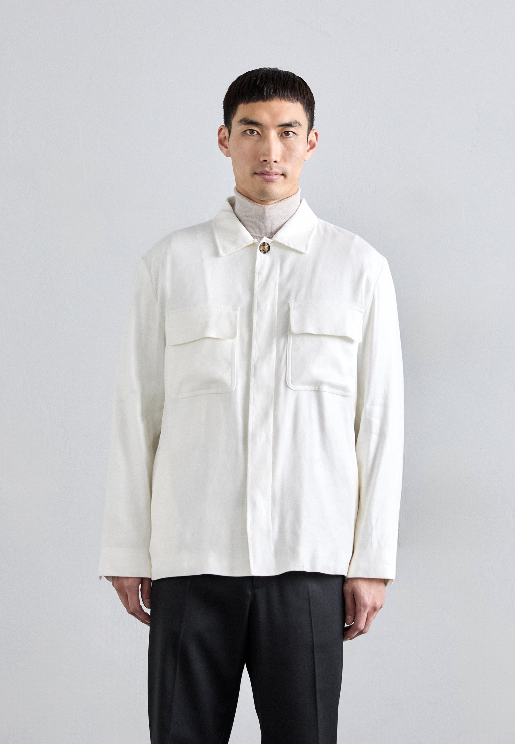 Camicia in cotone biologico bianco con fiocco Camicia in cotone biologico bianco con fiocco