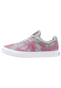 Sneakers in tela grigia con motivi di foglie rosa, suola in gomma bianca e design con lacci grigi. Presentano il logo sul lato.