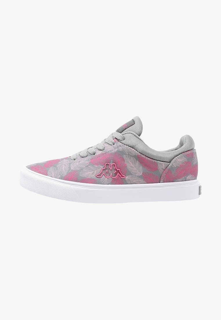 Sneakers in tela grigia con motivi di foglie rosa, suola in gomma bianca e design con lacci grigi. Presentano il logo sul lato.
