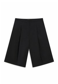 Mustat pliseeratut shortsit, joissa on leveät lahkeet, hyvin muotoiltu kangas ja tasainen vyötärönauha. Ei näkyviä sulkimia tai taskuja.