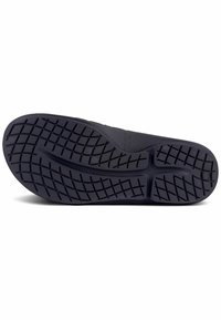Suola di scarpa in gomma nera con una trama testurizzata e un design a rilievo per una migliore aderenza e durata. Presenta un bordo liscio e un supporto per l'arco ben definito.