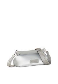 Borsa in tessuto argentato con forma arrotondata. Presenta un accento in pelle grigia testurizzata e una tracolla con la scritta "BOGNER" stampata in una tonalità più chiara.