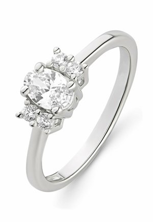 Silberner Ring mit einem großen oval geschliffenen zentralen Diamanten, umgeben von vier kleineren runden Diamanten auf einem schlichten Band.