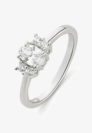 Silberner Ring mit einem großen oval geschliffenen zentralen Diamanten, umgeben von vier kleineren runden Diamanten auf einem schlichten Band.