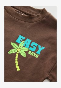 Non selezionato, brown easy days