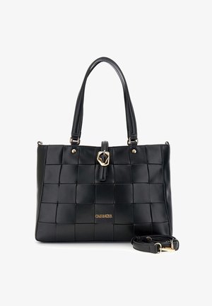 Černá propletená kožená kabelka s dvojitými uchy, zlatou sponou, odnímatelným ramenním popruhem a jemným zlatým logem uprostřed přední části.