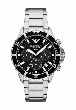 Emporio Armani Solar-Uhr mit schwarzem Zifferblatt, silbernem Edelstahlarmband, leuchtenden Markierungen und drei Nebenzifferblättern; 100 m wasserdicht.