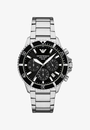 Emporio Armani Solar-Uhr mit schwarzem Zifferblatt, silbernem Edelstahlarmband, leuchtenden Markierungen und drei Nebenzifferblättern; 100 m wasserdicht.