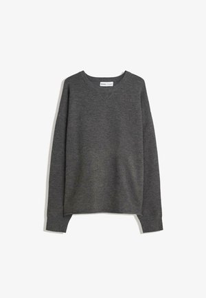Pull en maille gris avec un col large, des manches longues et des poignets côtelés. Le tissu semble doux avec une légère texture et une coupe décontractée.