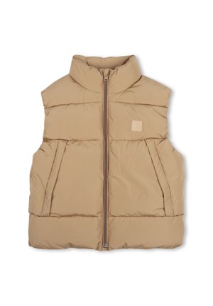 Beige donzenvest met hoge kraag, ritssluiting aan de voorkant, twee zijzakken en een kleine rechthoekige logopatch op de borst.