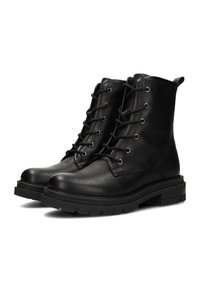 Zwarte leren enkelboots met een gestructureerde oppervlakte, ronde neus en vetersluiting, met een dikke rubberen zool en versterkte stiksels.