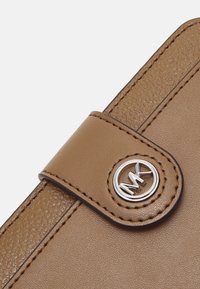 Michael Kors CHARM TAB BIFOLD - Portafoglio - driftwood