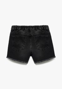 Shorts de mezclilla negra con dobladillo deshilachado, cinturilla elástica y dos bolsillos traseros. Textura suave con un desvanecimiento mínimo.