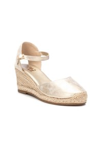 Espadrille en cuña de color dorado metálico con un tacón de cáñamo trenzado, diseño de punta cerrada, correas ajustables en el tobillo y una plantilla de cuero suave.