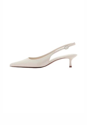 Zapato slingback beige con punta puntiaguda, tacón bajo tipo kitten y correa ajustable con hebilla.
