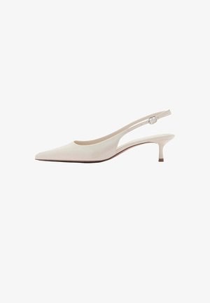 Beiger Slingback-Schuh mit spitz zulaufender Zehenpartie, niedrigem Kitten-Heel und verstellbarem Schnallenriemen.