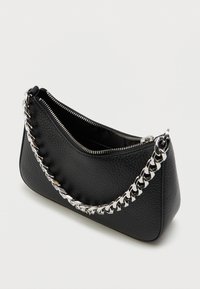 Μαύρη δερμάτινη τσάντα με καμπυλωτό σχήμα, ασημένια αλυσίδα διακόσμησης στη ζώνη, με κλείσιμο φερμουάρ και υφή στην επιφάνεια.