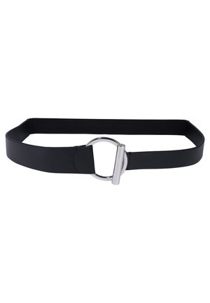 Zwarte leren riem met een zilveren ronde gesp en een verticale stangsluiting op een witte achtergrond.