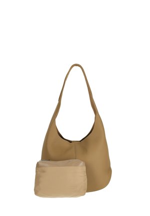 Lichtbruine leren schoudertas met een bijpassende kleinere beige ritssluiting portemonnee, geplaatst vooraan op een witte achtergrond.