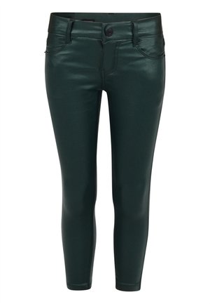Donkergroene leren look slim-fit broek met knoop en voorzakken, getoond tegen een witte achtergrond.