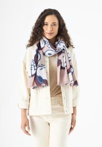 Wollschal in Rosa mit abstrakten blauen und burgunderfarbenen Mustern. Weiche Textur mit fransigen Kanten, um den Hals drapiert.
