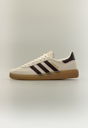 adidas Originals, HANDBALL UNISEX - Sneaker low - off white/night red/gum 3