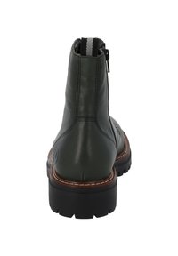 Stivaletti alla caviglia in pelle verde con finitura texture, dotati di un tassello per il sollevamento, dettagli a strisce verticali e una robusta suola in gomma nera.