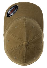 Gorra de béisbol color caqui con visera curvada, hecha de algodón, que presenta costuras visibles, seis ojales de ventilación y un botón en la parte superior.