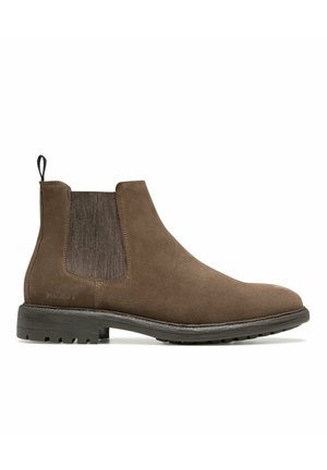 Bottines Chelsea en daim marron avec des panneaux élastiques texturés sur les côtés et une petite languette, dotées d'une semelle en caoutchouc flexible et de détails de couture minimaux.