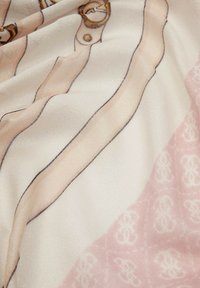 Foulard di seta beige e rosa, con un motivo a linee ondulate e dettagli dorati, dal leggero lucido. Motivo logo nell'angolo in basso.