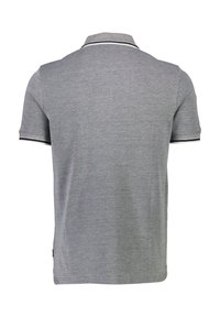 Grå polo skjorta med en texturerad tyg, korta ärmar och kontrasterande svarta och vita ränder på kragen och ärmsluten.