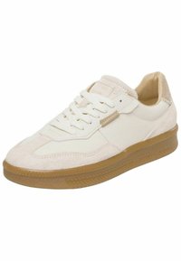 Sneakers con una toma in pelle e camoscio color crema, caratterizzati da un design con lacci, suola in gomma e dettagli di cucitura discreti.