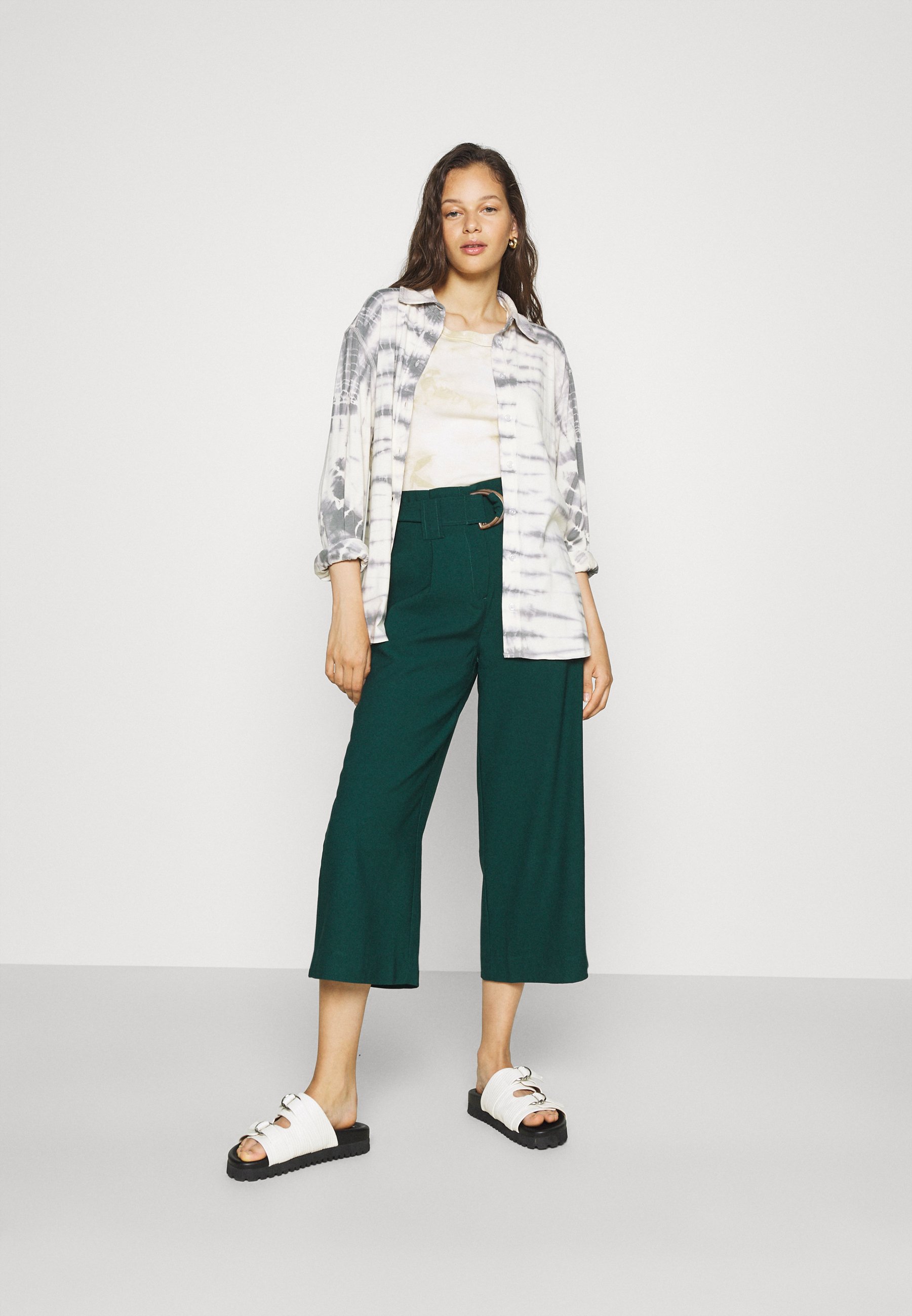 Vero Moda VMORLA PANTS - Pantalones - sea moss/azul claro - Zalando.es