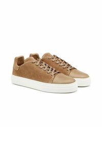 Baskets en daim brun clair avec un capuchon en cuir lisse, semelle en caoutchouc blanc et lacets beige. Design épuré et discret.