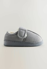 Chausson gris avec un dessus texturé, doublure en peluche, sangle Velcro réglable et semelle rembourrée pour le confort.