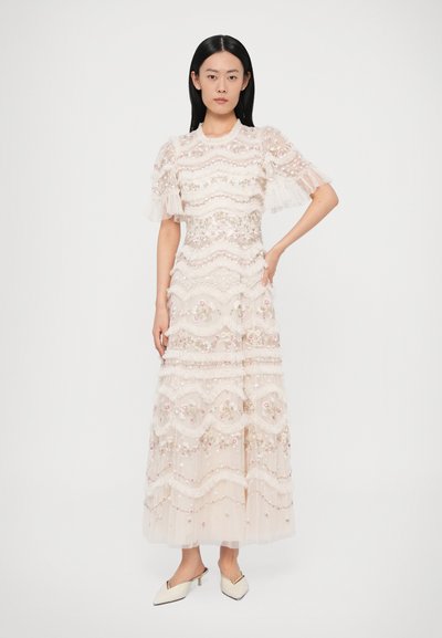 Maxi šaty z ľahkého ružového tulu s kvetinovou výšivkou, volánovými rukávmi a vrstveným volánovým dizajnom. Doplnkové korálky a jemné vzory.