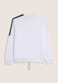 Felpa bianca con maniche lunghe, presenta una striscia nera di accento sulla spalla sinistra e un cordino all'orlo per le regolazioni.