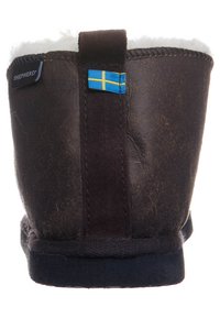 Bruna läderankelboots med en suédebakpanel, vit pälsfoder, blå och gul flaggdekoration och svart gummisul.