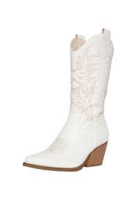 Bota de vaquero blanca con punta afilada, costuras decorativas en beige y un tacón bajo apilado. Presenta sutiles patrones florales y tiradores.