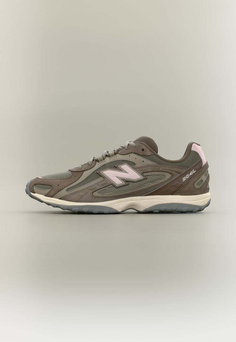 Αθλητικό παπούτσι New Balance 204L σε γκρι και ανοιχτό ροζ, με πάνελ από δίχτυ και σουέτ, λευκή σόλα και ορατό λογότυπο "N" στο πλάι, σε ουδέτερο φόντο.