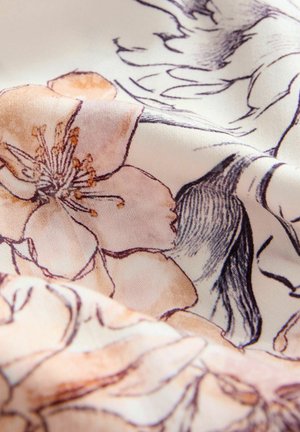 Silke med en blød glans, prydet med et blomsterdesign i dæmpede ferskenfarver og fine linjetegninger på en lys beige baggrund.