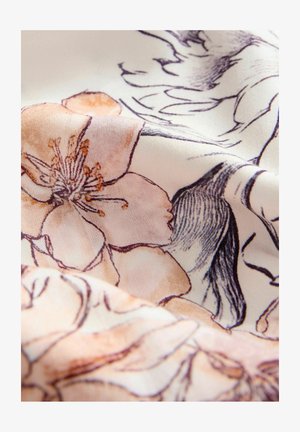 Saten tkanina z mehkimi odsevi, ki vsebuje cvetlični vzorec v zmernih breskevnih odtenkih in fine risbe na svetlo bež ozadju.