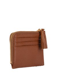 Portafoglio in pelle marrone con finitura testurizzata, chiusura con zip, cinque scomparti per carte e un accento con nappina, con hardware in tonalità dorata.