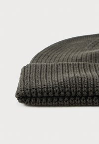 Gorro de punto gris con textura acanalada, que presenta un puño doblado y una tela suave y gruesa. Diseño sencillo sin adornos.