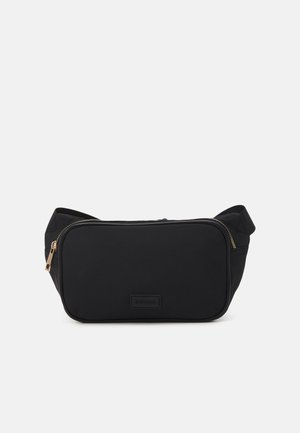 Banane rectangulaire noire avec fermeture éclair dorée et sangle réglable sur fond blanc.