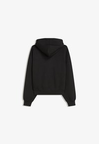 Čierna mikina s kapucňou, obsahujúca kengurí vrecko, rebrované manžety a spodný lem. Materiál je mäkký s hladkou textúrou a uvoľneným strihom.