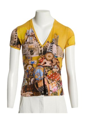 Top amarillo de manga corta con cuello en V y un estampado collage de edificios, sombreros estampados y mujeres con vestidos coloridos.