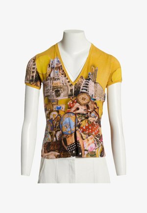 Versace, T-SHIRT MULTICOLOUR - T-shirt imprimé - yellow